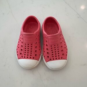Native Kids Water Shoes - Coral and White